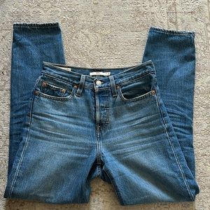Levi’s Wedgie size 25